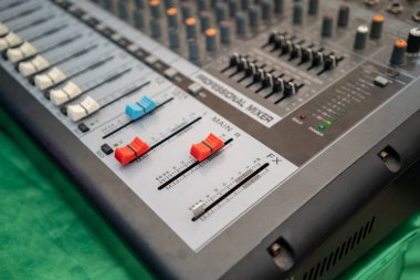 Müzik karıştırıcı ekolayzer konsolunun için mikser kontrol ses cihazı kapatın. Ses teknisyeni ses karıştırıcısı ekolayzer denetimi arka planı için.