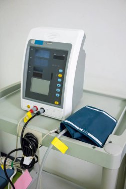 Stetoskop sağlıklı kavramı ile kan basıncı ölçmek için beyaz elektrik tonometer beyaz masada. Basıncı ve nabız ölçümü.