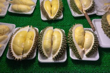Satılık ekranda beyaz köpük tabak içinde durian meyve parçaları. Sarı taze yakın durain meyve Tayland Kralı olduğunu.