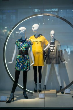 Mega Bangna, Bangkok, Tayland, 30 Ağustos 2017 dükkanında Zara: lüks ve şık marka Vitrini. Butik kadın garnitür telleri ve modern tarzı vitrinde çanta.