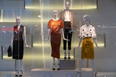 Zara dükkanında Mega Bangna, Bangkok, Tayland, 1 Nisan 2018: lüks ve şık marka Vitrini. Butik kadın garnitür telleri ve modern tarzı vitrinde çanta.