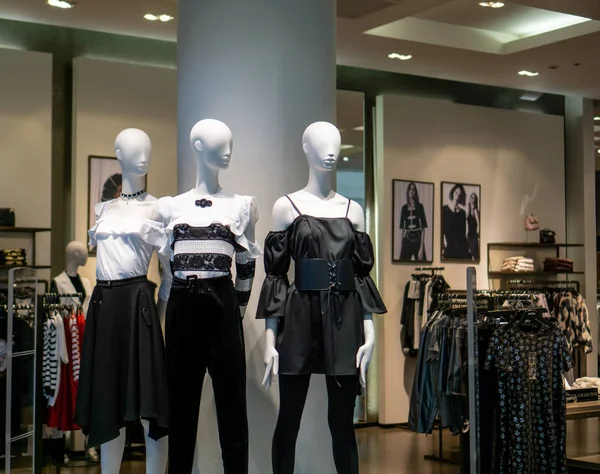 Jaspal 店位于泰国曼谷兆邦娜 2017年8月30日时尚服装及饰品品牌展示 现代黑白服装中的站立模式 — 图库照片