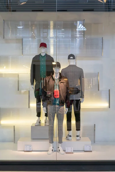 2018年4月1日在泰国曼谷 Emquatier Zara 男士店 时尚品牌橱窗展示 休闲男装服装及配件展示现代风格 — 图库照片