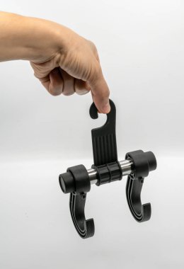 El araba koltuğu koltuk başlığı çift askı çok amaçlı kanca beyaz arka plan üzerinde izole aracınız için tutarak