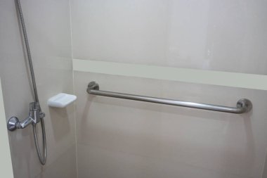 Temel gerekli ekipman ile hasta odası banyo iç. Bej renkli modern dizayn.