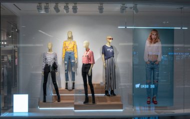 H ve M alışveriş Mega Bangna, Bangkok, Tayland, 10 Nisan 2018: moda marka Vitrini. Giyim görüntü mağazasında bahar koleksiyonu. Geniş ekran yakalama.