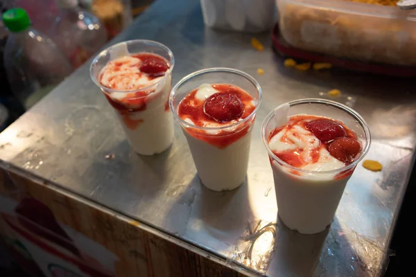 Átlátszó Műanyag Pohár Ezüst Fém Asztalra Eper Gyümölcs Joghurt — Stock Fotó