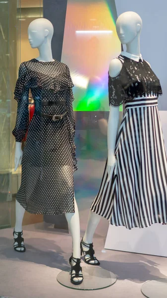 Mega Bangna, Bangkok, Tayland, Thailand, 30 Ağustos 2017 moda giyim ve aksesuar markası ekran Jaspal dükkanında. Giriş görünümü modern siyah beyaz Garnit¸rleri ayakta modeli.