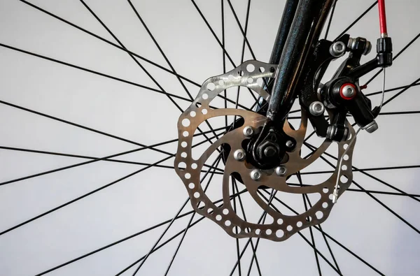 Bisiklet Tekerleği beyaz arka plan üzerinde izole ayrıntı konuştu