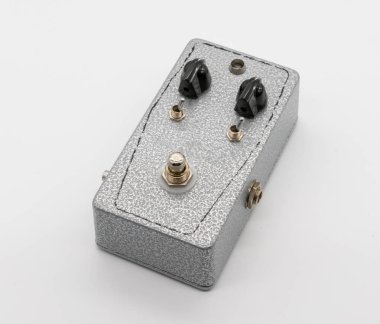 Beyaz arka plan üzerinde izole gümüş doku vintage gitar pedal