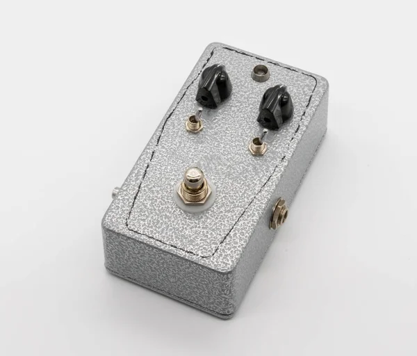 Beyaz arka plan üzerinde izole gümüş doku vintage gitar pedal