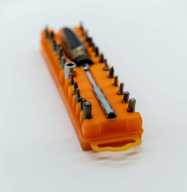 Kafa tornavida (BITS) araçları koleksiyonunda beyaz arka plan üzerinde izole turuncu plastik ambalaj için kümesi
