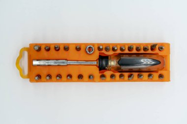 Kafa tornavida (BITS) araçları koleksiyonunda beyaz arka plan üzerinde izole turuncu plastik ambalaj için kümesi