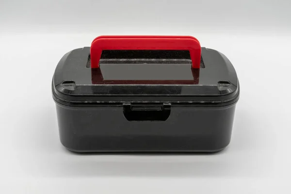 白い背景に分離された黒と赤のプラスチックの箱 — ストック写真