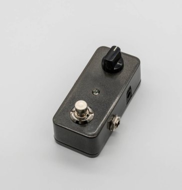 Beyaz arka plan üzerinde izole koyu gri gitar pedal