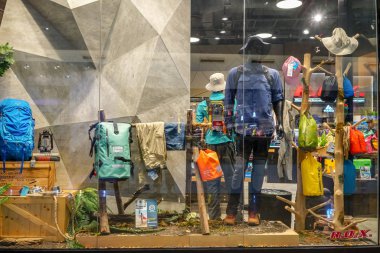Mega Bangna, Bangkok, Tayland, 2 Haziran 2018 dükkanında R.O.X: moda marka görsel merchandised fikir. Aktif yaşam tarzı giyim ve aksesuar ekranının yeni koleksiyon.