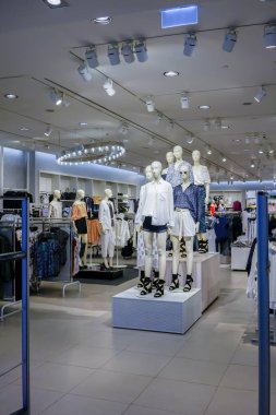 H ve M alışveriş Mega Bangna, Bangkok, Tayland, 2 Haziran 2018: Grup modelleri çeşitli giyim tarzı vitrin ve iç mağazada duran.