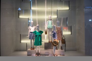 Zara çocuklar dükkanında Mega Bangna, Bangkok, Tayland, 2 Haziran 2018: moda giyim marka Vitrini dükkanın önünde çocuklar.