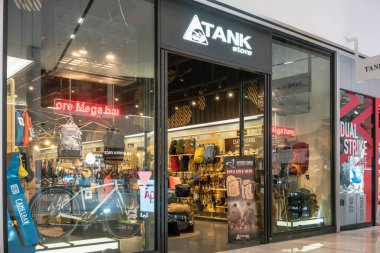 Mega Bangna, Bangkok, Tayland, 2 Haziran 2018 mağazasında tank: Premier açık macera dişli Vitrini ve iç vasıl belgili tanımlık stok.