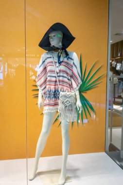 Şüpheli XACT mağaza merkezi Rama 9, Bangkok, Tayland, 30 Nisan 2018: moda marka Vitrini. Vintage elbise sarı arka plana karşı ayakta modeli.