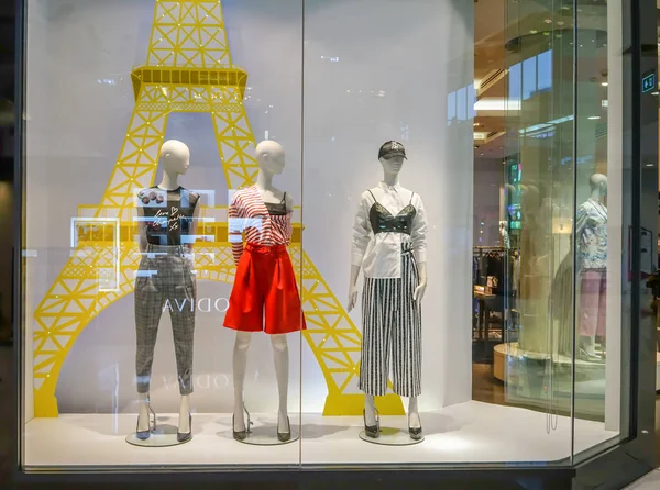 バーンナー モール 2018 日にタイのバンコクでジャスパル ショップ ファッショナブルなブランド ウィンドウ表示 現代古典的な衣類店でショーケースの新しいコレクション — ストック写真