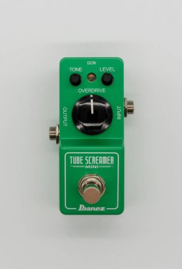 Bangkok, Tayland - 25 Haziran 2018: Ibanez tüp Screamer Mini, beyaz arka plan üzerinde izole overdrive gitar pedal. Açıklayıcı, Editör.