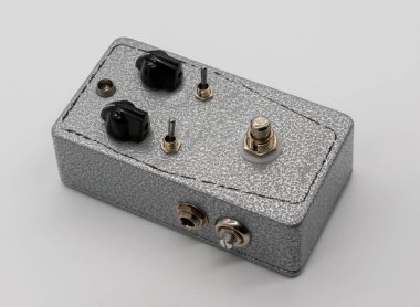 Beyaz arka plan üzerinde izole gümüş doku vintage gitar pedal
