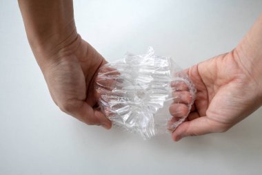 Tek kullanımlık duş başlığı otel banyo beyaz arka plan karşı genişleyen el.