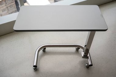 Hafif taşınabilir tıbbi tablo araçları için. Hastanede overbed tablo