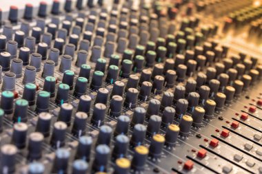 Müzik karıştırıcı ekolayzer konsolunun için mikser kontrol ses cihazı kapatın. Ses teknisyeni ses karıştırıcısı ekolayzer denetimi arka planı için.
