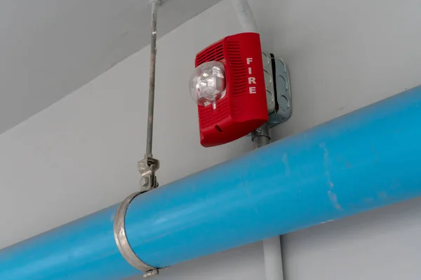 Iluminación Alarma Incendio Roja Sobre Tubo Pvc Azul Contra Fondo —  Fotos de Stock