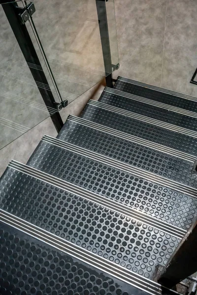 Escaleras Antideslizantes Con Patrón Puntos Cerca Para Fondo Una Escalera —  Fotos de Stock