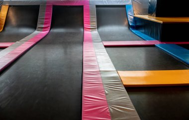 Birbirine bağlı trampolines kapalı atlama için. Yeni devrim Bahçesi ve eğlenceli aktivite her yaş için.