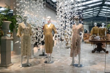 Noriko Dükkanı, Emquatier, Bangkok, Tayland, 29 Haziran 2018: lüks ve şık marka Vitrini. Tay geleneksel desen Garnit¸rleri vitrin 