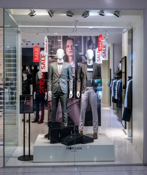 摩根商店在 Emquatier 2018年6月29日 豪华和时尚品牌橱窗展示 休闲男装服装和手袋陈列在现代风格在商店前面 — 图库照片