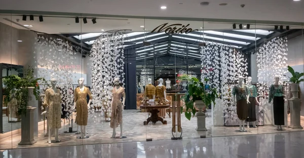2018年6月29日 泰国曼谷 Emquatier 纪子店 豪华时尚品牌橱窗展示 泰国传统图案服装陈列在旗舰店 — 图库照片
