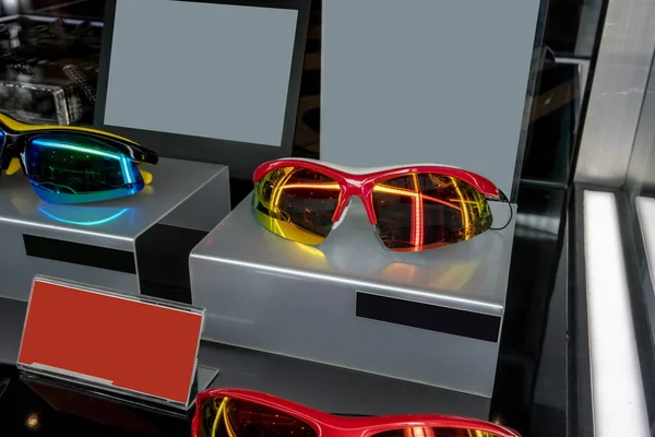 Expositor Tienda Con Diferentes Modelos Gafas Sol Gafas Vista Fondo —  Fotos de Stock