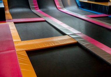 Birbirine bağlı trampolines kapalı atlama için. Yeni devrim Bahçesi ve eğlenceli aktivite her yaş için.
