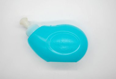 Mavi normal serum fizyolojik sprey izole üzerinde beyaz arka plan ayarlamak