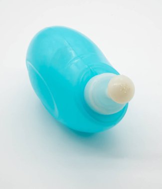 Mavi normal serum fizyolojik sprey izole üzerinde beyaz arka plan ayarlamak
