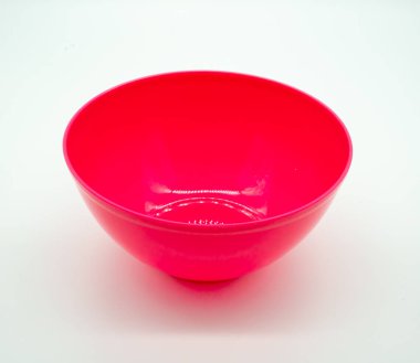 Beyaz arka plan üzerinde izole kırmızı plastik kase konteyner