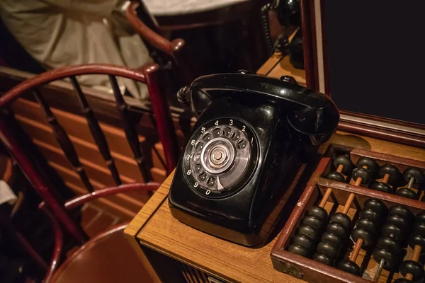 Zwarte Vintage Telefoon Houten Tafel Buurt Van Vintage Abacus — Stockfoto