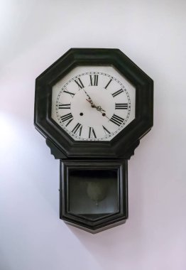 Beyaz arka plan üzerinde izole sarkaç ile antika duvar saati. Benzersiz tasarımı ile ahşap antika saat