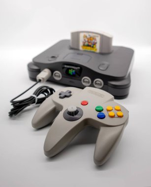 Nintendo 64: Bangkok, Tayland - 12 Temmuz 2018: Nintendo 64, Nintendo, beyaz arka plan üzerinde izole tarafından üretilen ev video oyun konsolu.