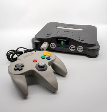 Nintendo 64: Bangkok, Tayland - 12 Temmuz 2018: Nintendo 64, Nintendo, beyaz arka plan üzerinde izole tarafından üretilen ev video oyun konsolu.