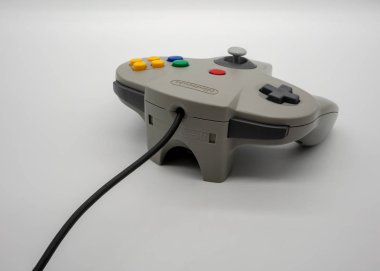 Nintendo64: Bangkok, Tayland - 12 Temmuz 2018: Nintendo 64 oyun kumandası izole beyaz arka plan üzerinde gri.