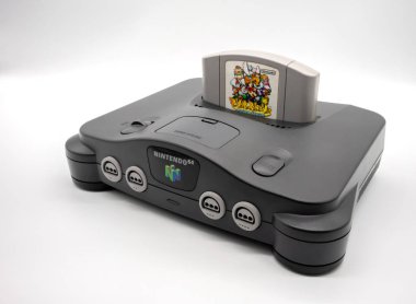 Nintendo 64: Bangkok, Tayland - 12 Temmuz 2018: Nintendo 64, Nintendo, beyaz arka plan üzerinde izole tarafından üretilen ev video oyun konsolu.
