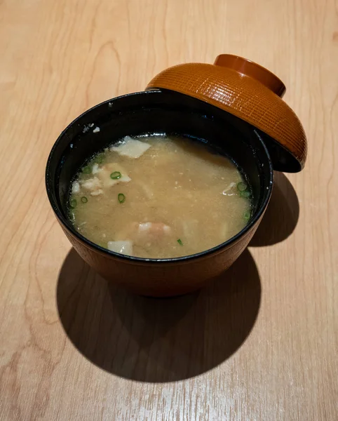 Sopa Missô Quente Clássica Japonesa Uma Tigela Preta Mesa Madeira — Fotografia de Stock