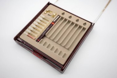 Mühendislik çizim aracı: Bangkok, Tayland - 10 Temmuz 2018: Rotring Rapidograph Master 8 kalem beyaz arka plan üzerinde izole ayarla