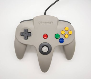 Nintendo64: Bangkok, Tayland - 12 Temmuz 2018: Nintendo 64 oyun kumandası izole beyaz arka plan üzerinde gri.